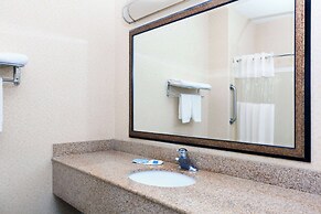 Howard Johnson by Wyndham Bakersfield