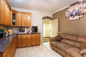 Howard Johnson by Wyndham Bakersfield