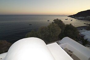 Akrotiri Hotel