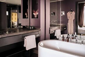 Roomers Frankfurt Central, Autograph Collection