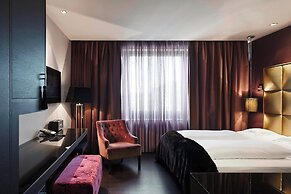 Roomers Frankfurt Central, Autograph Collection