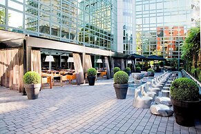 Roomers Frankfurt Central, Autograph Collection