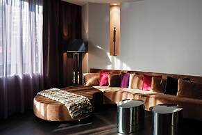 Roomers Frankfurt Central, Autograph Collection