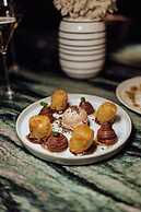 Roomers Frankfurt, Autograph Collection