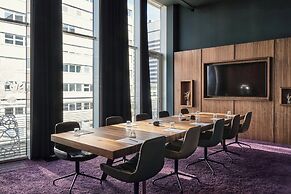 Roomers Frankfurt Central, Autograph Collection