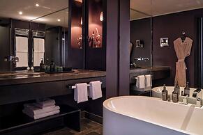 Roomers Frankfurt Central, Autograph Collection