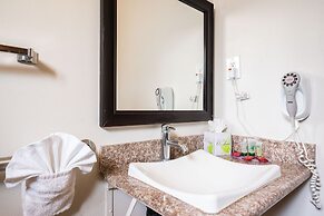 Solaire Inn & Suites