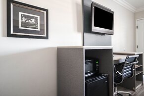 Solaire Inn & Suites