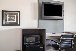 Solaire Inn & Suites