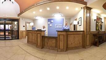 Holiday Inn Express & Suites Kingsville by IHG