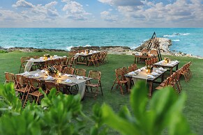 Grand Palladium Lady Hamilton Resort & Spa All Inclusive