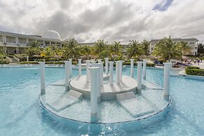 Grand Palladium Lady Hamilton Resort & Spa All Inclusive