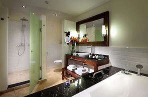 Grand Palladium Lady Hamilton Resort & Spa All Inclusive