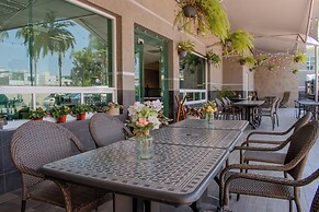 Hotel & Suites Aliana