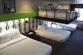 Metropolis Resort