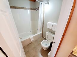 Travelodge by Wyndham Golden Sportsman Lodge