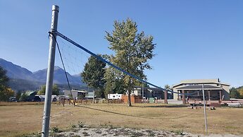 Travelodge by Wyndham Golden Sportsman Lodge