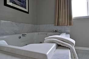 Travelodge by Wyndham Golden Sportsman Lodge