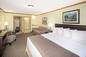 Travelodge by Wyndham Golden Sportsman Lodge