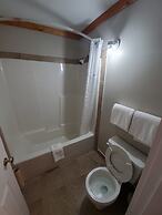 Travelodge by Wyndham Golden Sportsman Lodge