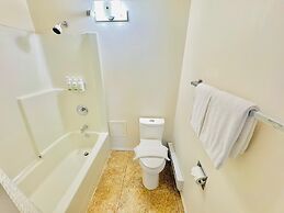 Travelodge by Wyndham Golden Sportsman Lodge