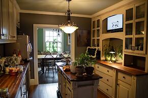 Williamsburg Manor B&B