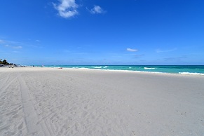 Hollywood by the Sea Hotel