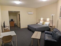 Mayfair Plaza Motel
