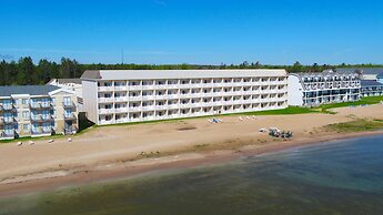 Mackinaw Beach & Bay Inn & Suites