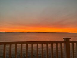 Mackinaw Beach & Bay Inn & Suites