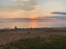 Mackinaw Beach & Bay Inn & Suites