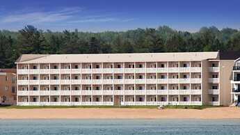 Mackinaw Beach & Bay Inn & Suites