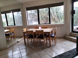 Tiki Hotel Surfers Paradise