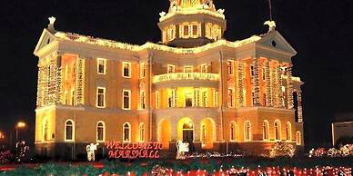 Holiday Inn Express & Suites Marshall by IHG