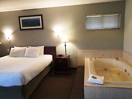 Riverland Inn & Suites