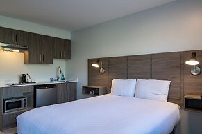 Riverland Inn & Suites