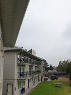 Riverland Inn & Suites