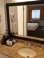 Riverland Inn & Suites