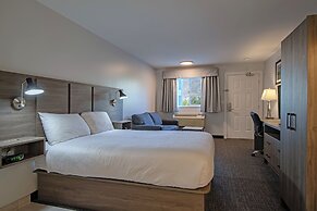 Riverland Inn & Suites