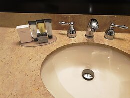 Riverland Inn & Suites