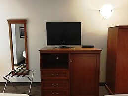 Riverland Inn & Suites