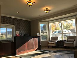 Riverland Inn & Suites