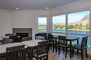 Riverland Inn & Suites