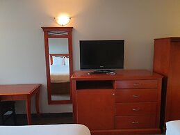 Riverland Inn & Suites