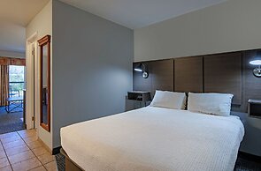 Riverland Inn & Suites