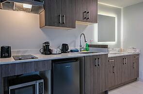 Riverland Inn & Suites