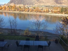 Riverland Inn & Suites