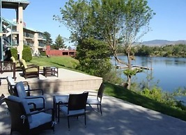 Riverland Inn & Suites