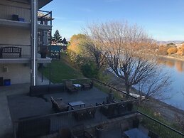 Riverland Inn & Suites