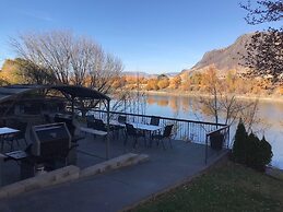 Riverland Inn & Suites